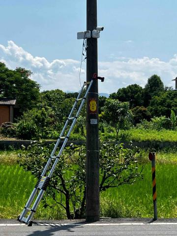 黃子堯 - 電線桿也能安裝唷