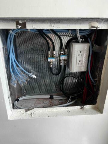 黃子堯 - 弱電箱線路整理後