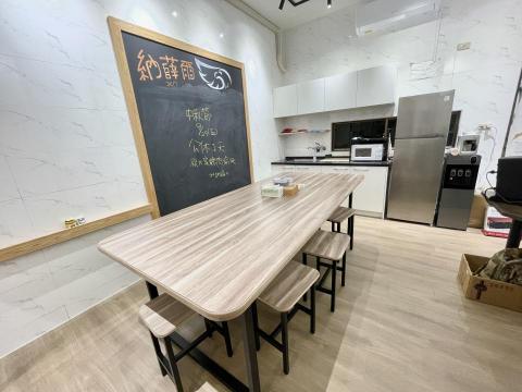 納薛爾音樂工作室 - 一樓後方的多功能區～
有一塊大黑板可以讓老師開會用、也可以給學生畫畫用！有簡易流理臺、微波爐、冰箱跟飲水機，也可以當用餐區哦～