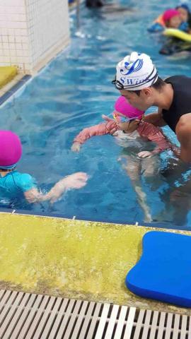 阿愷游泳籃球教練 - 帶著4歲娃適應水性