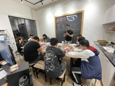 納薛爾音樂工作室 - 2023年09月的納薛爾師資會議
前面是我們納薛爾最帥ㄉ納老闆兼教學主任