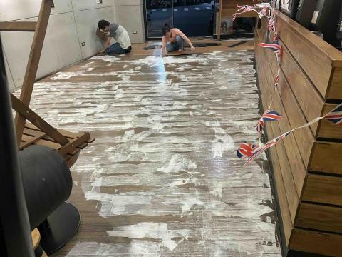 張家峻 - 塑膠地磚舖設前抓土