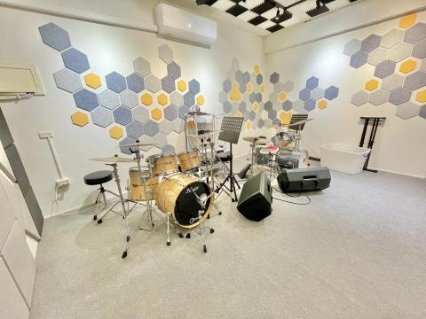 納薛爾音樂工作室 - 二樓最大間的爵士鼓教室，照片右邊沒拍的地方是家長陪同沙發區～牆壁都是納老闆自己貼的ㄛ！