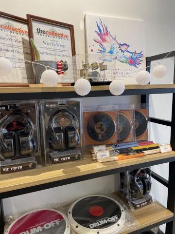 納薛爾音樂工作室 - 入口的商品陳列區！有需要都可以跟納編購買：）