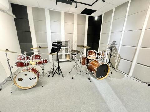 納薛爾音樂工作室 - 二樓的第二間爵士鼓教室，現在是for我們一位日系教學老師上課用～左邊小套鼓是新進的！超級可愛！