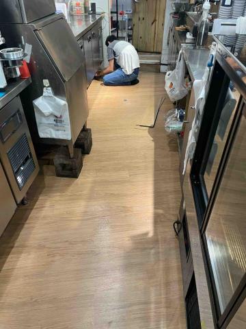 張家峻 - 塑膠地磚鋪設