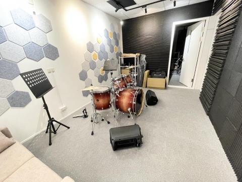 納薛爾音樂工作室 - 二樓的小間爵士鼓教室，這個空間大小是for租借練習一個人用的，不過如果要上課也是可以滴！
