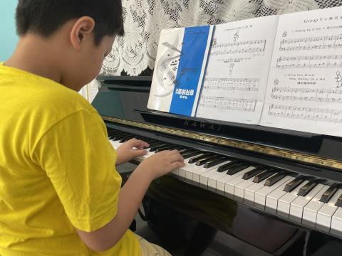 Li-Wen/一對一教學/古典鋼琴/流行鋼琴/兒童教學/樂理 - 音樂不只是門藝術，更是陶冶心靈很好的方式之一，這是一位十分可愛又好動的小朋友，自從認識了鋼琴，不僅開始專注於琴鍵上，還能完整彈奏一首流暢的曲子!真的好棒!!看見學生有這樣的進步，一切都值得~~