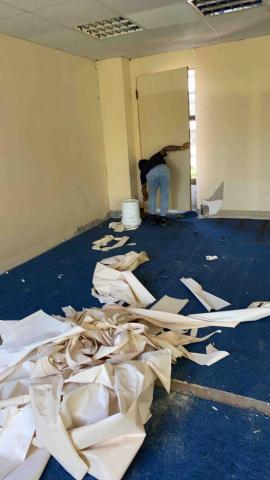 宏德塗裝油漆工程 - 去除牆壁上老舊壁紙