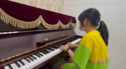 Li-Wen/一對一教學/古典鋼琴/流行鋼琴/兒童教學/樂理 - 不僅僅是學習，音樂更是生活的調劑，這位可愛的同學也時常很興奮的跟老師說，我跟姐姐也會一起彈這首曲子耶!媽媽則是在旁邊擔任他的忠實聽眾。