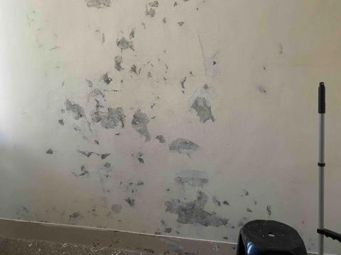宏德塗裝油漆工程 - 壁癌處理中
