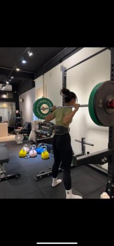 Joey 私人教練 - 槓鈴深蹲最大重量表現 突破訓練週期