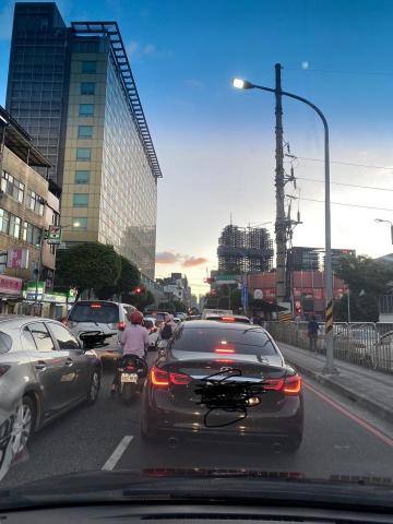 麥斯接送服務（coach max) - 新店裕隆城塞車，耐心駕駛準時送達！