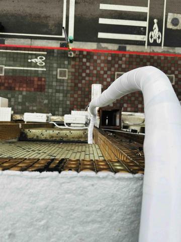 詠鈜冷氣冷凍企業社 - 這樣的銅管包覆的施工位置也真的是很危險！好險我都有準備好萬全的安全措施！