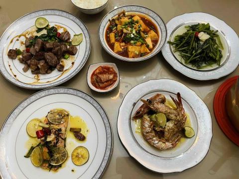 Jade’s kicthen（潔德作菜） - 近江和牛沙朗骰子嫩煎青蔥
義式烤鮭魚菲力（奶油、橄欖油、大蒜青蔥、檸檬片、昆布鹽漬）
蒜炒有機空心菜
韓式泡菜炒雞蛋豆腐（番茄甜味）
奶油蒜烤澎湖大明蝦佐檸檬花椒碎
文昌雞燉煮日本大分縣香菇湯（紅棗）