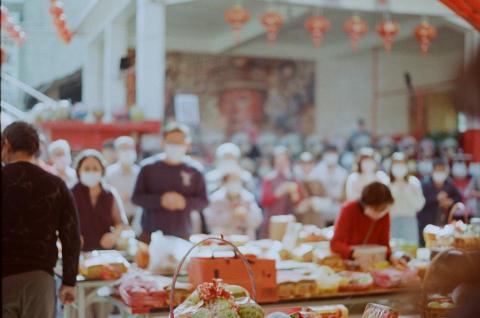 VITA - 底片攝影＿廟宇裡虔誠信仰的人們