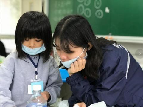 VITA - 巴奇克希望志工隊陪伴孩子時的照片