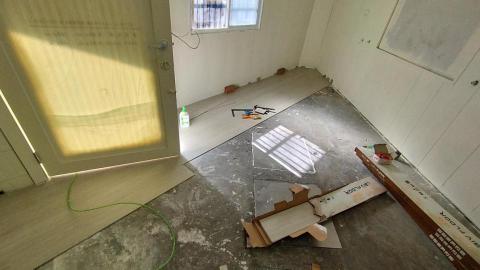 居家修繕/不鏽鋼、鐵件維修加固-魏師傅 - 塑膠卡扣地板施工(木紋) 居家修繕/不鏽鋼、鐵件維修加固-魏師傅 - 塑膠卡扣地板施工(木紋)