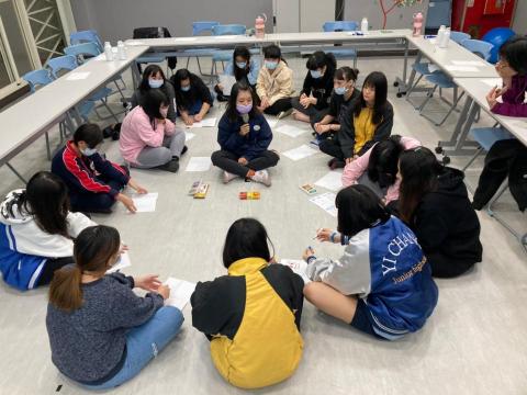 VITA - 系上家庭教育方案設計，我們去了希望學園，圖中為我帶領的情緒教案