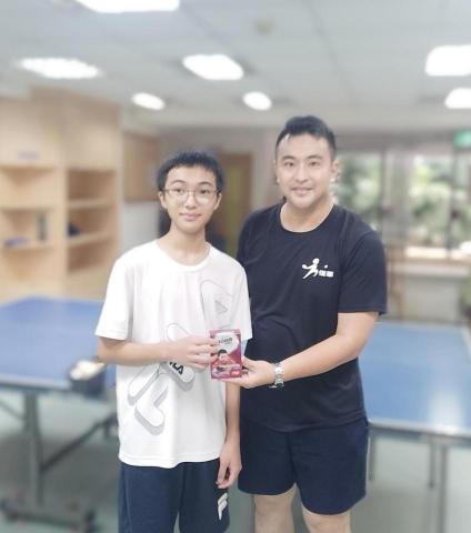 張敬彬 - 蔡同學今年升高一，小學中學培養桌球興趣，特地來學桌球基本功，剛上幾堂課，學校舉辦校際盃桌球賽，因此隨即報名，晉級後雖然遇到校隊選手而落敗，但在校隊選手手上拿下一局雖敗猶榮，後經過幾堂課程的加強訓練，有信心的願意再度突破下次的挑戰