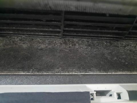 奕凱 - 風鼓與導流板髒汙，是冷氣散發異味最主要的原因之一，本人服務內容最重視的也是這一塊區域，務求清洗過後完全無異味。