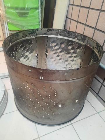 奕凱 - 內筒外壁髒汙是用筒槽清洗劑效果最好的一個部分，但也僅限於此了，這是定期有在用筒槽清洗劑，內筒外壁拆下後的樣子。