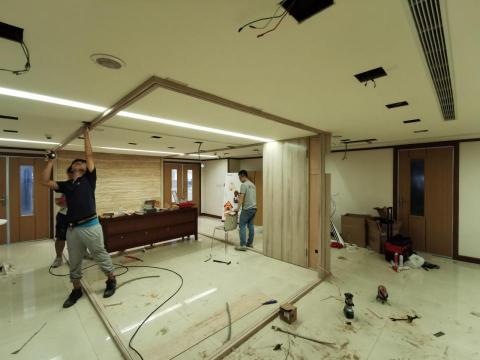 招財貓工程有限公司 - 兩天快速的會議室裝修工作，我是木工，最後感謝眾客戶讓我扶持員工的家庭