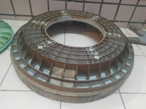 奕凱 - 洗衣機底盤髒污是造成衣服總是有黑色喳喳的最主要原因。這個部分就算是用筒槽清洗劑也洗不乾淨的，如果用了筒槽清洗劑還是有黑色喳喳的話，建議盡快安排專業的拆洗服務。