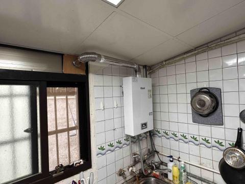 瓦斯器具 衛浴設備 安裝 維修 批發 救火兄弟 - 林內 RUA-1200強制排氣型熱水器 室內安裝照 瓦斯器具 衛浴設備 安裝 維修 批發 救火兄弟 - 林內 RUA-1200強制排氣型熱水器 室內安裝照