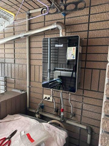 瓦斯器具 衛浴設備 安裝 維修 批發 救火兄弟 - 林內C-1628WF黑玻鏡面熱水器安裝照 瓦斯器具 衛浴設備 安裝 維修 批發 救火兄弟 - 林內C-1628WF黑玻鏡面熱水器安裝照