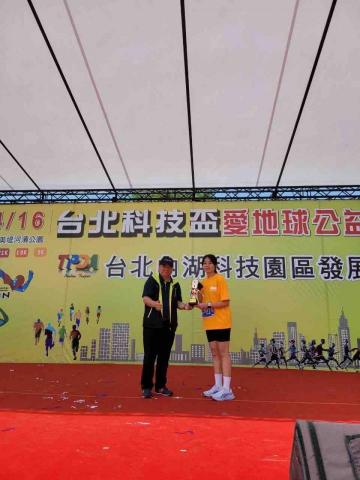 李思瑩 - 今年四月參加半程馬拉松競賽，喜愛運動，涉略多種球類運動及擅長長跑。