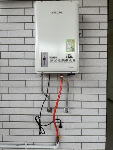 黃耀頡(順盛企業社) - 櫻花牌 瓦斯型熱水器安裝~