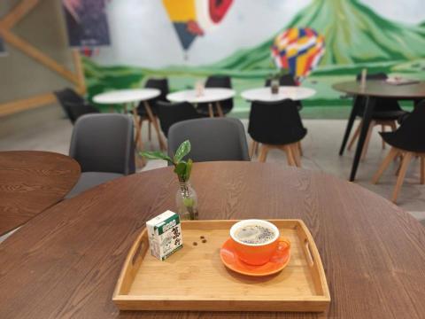 康雅雯 - 鹿野農會伴手禮館的小農咖啡