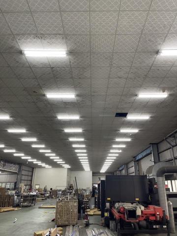 黃耀頡(順盛企業社) - 廠房更換新型省電燈管~配合懸臂式高空作業車