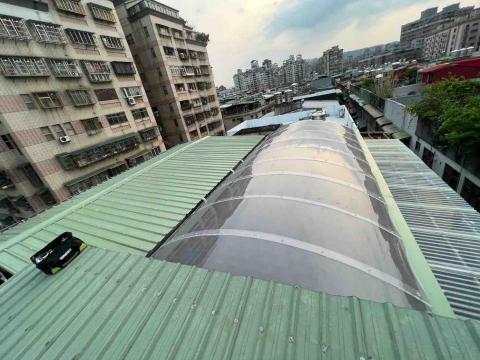 雲豐企業社 - 雨遮鐵皮PC板換新