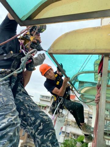 外牆防水 鼎匠高空有限公司 - 採光罩安裝