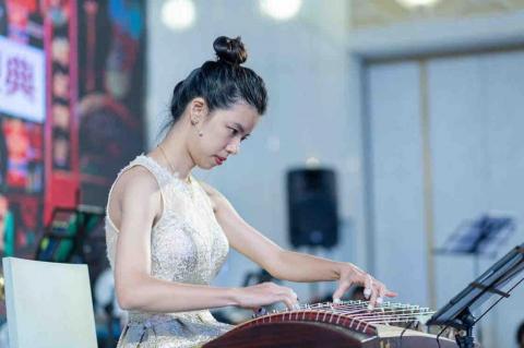 陳寧（古箏教學/演出/主持） - 受邀至扶輪社演出