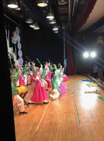 鍾綺姍 - 在幼稚園的後台幫忙畢業典禮