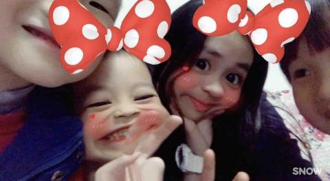 鍾綺姍 - 與小孩的合照