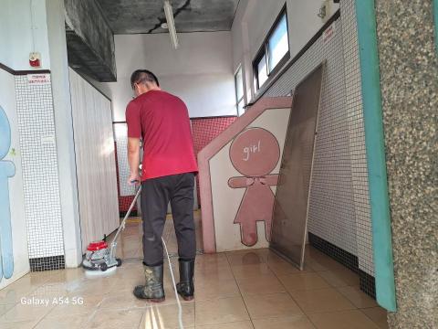 凡來商行 - 地板刷洗