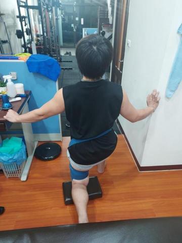 見觀結構調理整復所 - 進行臀中肌和外側股四頭肌的功能性訓練