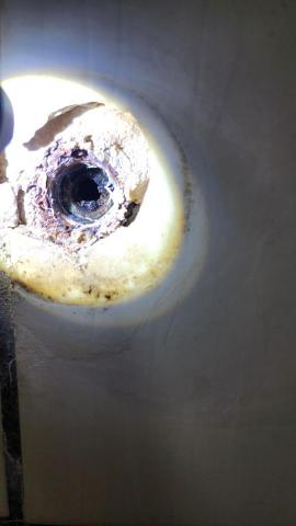 水電葉師傅 - 40年以上的舊房子熱水管會生鏽是正常的，水量水壓變小是正常的。不想重配白鐵明管...就定期叫我用CO2噴吧要收3000