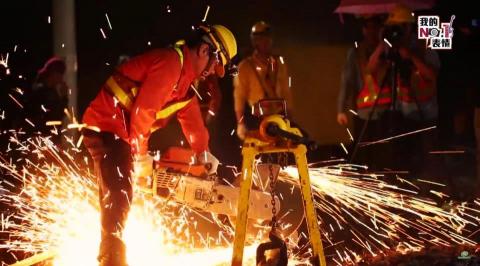 張君威 - 外景節目團隊拍攝花蓮鐵路道班，深夜的工作現場