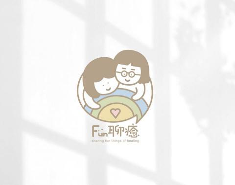 匯流設計 - FUN聊癒
因共同學習療癒而相遇的彼此，由最初的素不相識，逐漸演變成為彼此靈魂深處的家人。

設計元素包含兩位小女孩，她們透過對話的方式傳達著療癒的理念，並融入了彩虹和愛心，象徵著核心理念:溫暖、希望和被愛的感覺。以柔和的粉嫩淺色系為色調，營造出舒適和溫馨的氛圍，讓人感受到充滿愛與關懷的溫暖氣息。