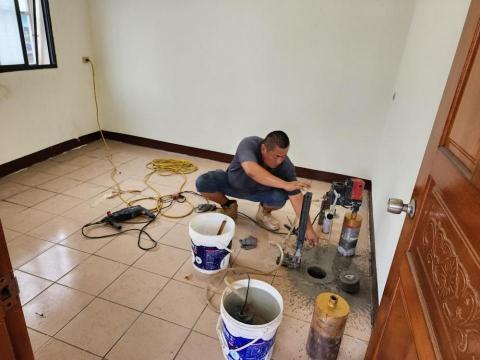 水電葉師傅 - 洗洞..洗到我的電線...難免的#$**