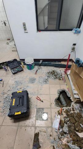 水電葉師傅 - 找到了吼...其他的管道路徑給專業的打好了...粉累