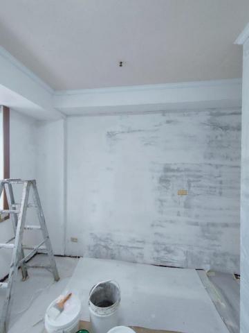 銓興油漆工程行 - 壁紙處理後開始整平補土