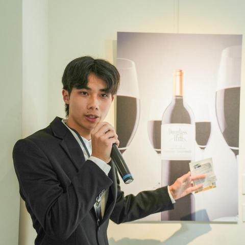 提供拍照箱服務的專家江丞祐