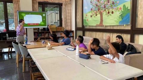 劉承翰 - 在南投玄愛兒少關懷家園進行作文課的偏鄉教育