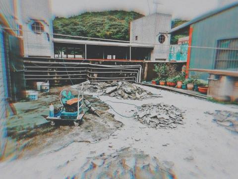 來搞破壞的 - 頂樓地面打除至結構